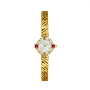 Elegante reloj de cadena dorada para mujer con números romanos y detalles en rubí
