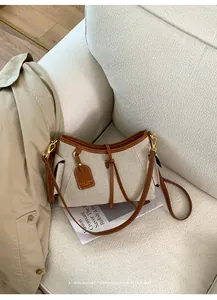 Sofisticado bolso de lona con ribete de cuero marrón para el día a día de la mujer