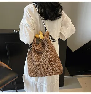 Vue détaillée d'un grand sac cabas en paille avec bandoulière rayée