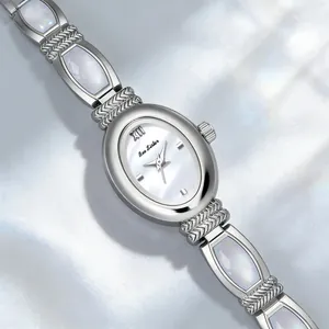 Nahaufnahme der silbernen Bee Sister Armbanduhr mit elegantem Zifferblatt aus Perlmutt