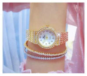 Primer plano del reloj de mujer BS Bee Sister con diamantes y pulseras