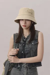 Elegante gorro de pescador japonés para mujer en beige con bordado para el sol de verano.