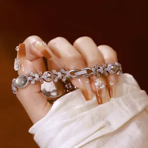 Primer plano de la pulsera del reloj BS Bee Sister con incrustaciones de abulón