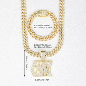 Gedetailleerde afmetingen van de gouden CM-hanger en Cubaanse schakelketting sieradenset