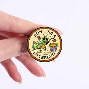 Vue détaillée d'un pin's émaillé sauterelle avec le message 'Don't Be a Litterbug'