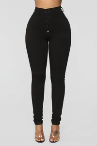 Vista frontal de jeans ajustados negros de cintura alta elásticos con cierre de botones.