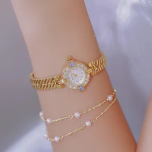 Elegante reloj dorado Bee Sister con bisel de cristal y brazalete de eslabones, vista de cerca
