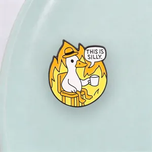 Lustige Cartoon-Ente Emaille-Anstecknadel mit Flammenhintergrund und Slogan This is Silly