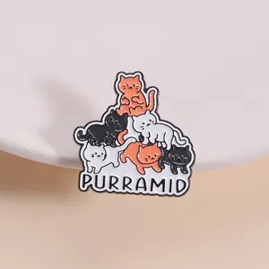Nahaufnahme einer Katzen-Anstecknadel mit PURRAMID-Wortspiel für Rucksackdekoration