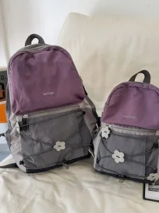 Leichter Outdoor Rucksack Mode Kontrastfarbe Nylon Wasserabweisend Lässiger Wanderrucksack Mit Blumenanhänger Für Reise Unisex