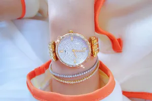 Primer plano del reloj de lujo BS Bee Sister para mujer en oro con esfera de cristal