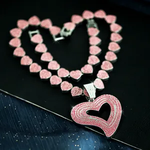 Detailaufnahme eines luxuriösen pinkfarbenen Herzanhängers mit passender Glitzerkette