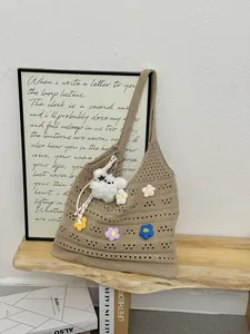 Detailansicht der handgefertigten Baumwoll-Stricktasche mit Blumendekor