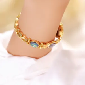 Vista detallada de un lujoso reloj de pulsera dorado con incrustaciones de nácar natural