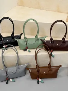 Sacs sous le bras allongés de style dumpling en plusieurs couleurs sur des marches
