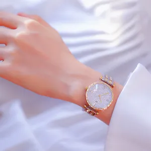 Detalle del reloj de mujer BS Bee Sister con esfera de diamantes usado en la muñeca.