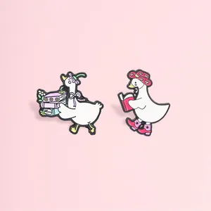 Cartoon Lezende Grote Witte Gans Emaille Brosche Pin Plezier Dier Metalen Badge Met Roze Hoed Ster Laarzen Voor Kleding Decor Sieraden Cadeau