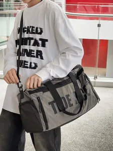 Modieuze grijze reistas met grote capaciteit getoond op een model voor een trendy casual stijl.