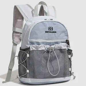 Vue détaillée d'un sac à dos multi-poches avec filet de rangement et logo Northnansen