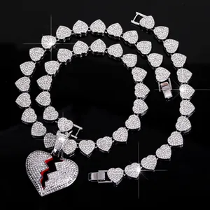 Dettaglio del ciondolo a cuore spezzato ghiacciato e collana a maglie di cuore in argento