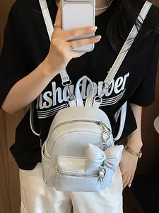 Modischer kleiner Damen Rucksack in Hellblau mit Schleifenanhänger im koreanischen Stil