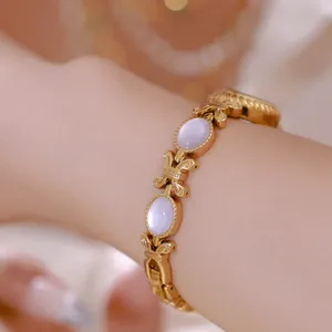 Reloj de pulsera vintage dorado con inserciones de nácar lavanda, modelo FA1920