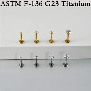 Detailopname van G23 titanium labret studs met zirkonia in goud en zilver