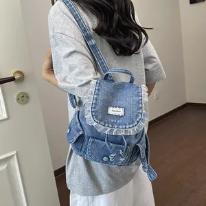 Vista dettagliata di uno zaino in denim vintage con balze in pizzo bianco