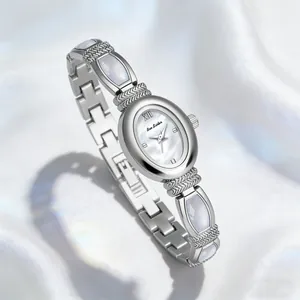 Nahaufnahme der Bee Sister Armbanduhr in Silber mit echtem Perlmutt Zifferblatt Details.