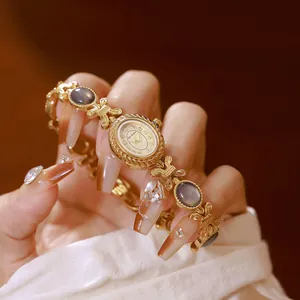 Primer plano del reloj de pulsera dorado Bee Sister con incrustaciones de abulón