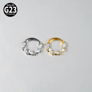 Detailansicht von G23 Titan Segmentringen mit Zirkonia-Steinen im Marquiseschliff