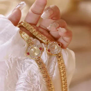 Elegante reloj de oro vintage para mujer con bisel de diamantes de imitación y rojo