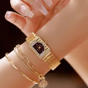Reloj rectangular vintage de oro con esfera negra y elegantes pulseras doradas