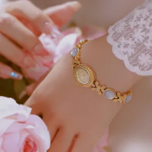 Detalle del reloj de pulsera vintage Bee Sister en oro para mujer con piedras engastadas