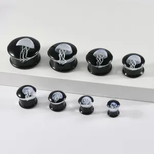 Detailansicht verschiedener Größen von Glas-Ohrplugs mit Quallenmuster im Inneren.