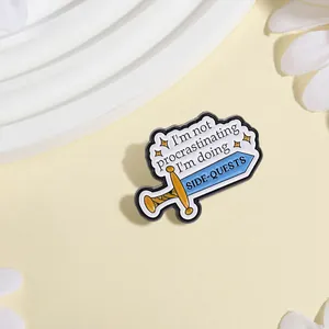 Insigne en émail amusant avec design d'épée et citation de quête de jeu pour sacs à dos