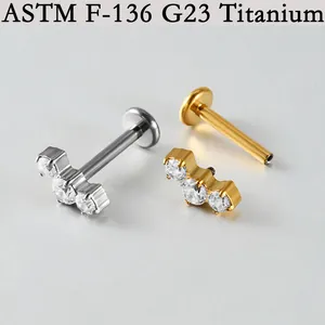 Professionelle Detailansicht von G23 Titan Labret-Steckern mit dreisteinigem Zirkonia-Bogen