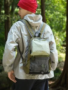 Leichter wasserabweisender Wanderrucksack im Color-Block-Design an einem Model präsentiert