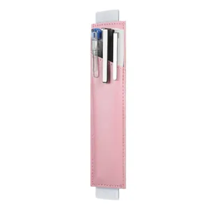 Vue détaillée d'un étui à stylos portable en cuir PU rose avec élastique solide