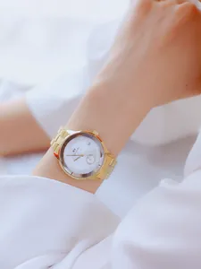 Nahaufnahme der minimalistischen BS Bee Sister Edelstahluhr in Gold am Handgelenk