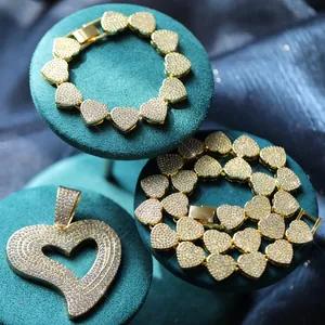 Detailansicht von vereistem Herzschmuck-Set in Gold mit funkelnden Kristallen und Luxusfinish