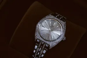 Primer plano de un reloj de cuarzo plateado de lujo para mujer con cristales brillantes