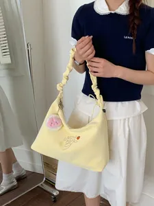 Bolso de hombro amarillo dulce de gran capacidad con correa rizada y un dije de peluche.