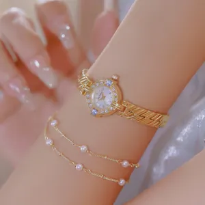 Vista detallada de un elegante reloj vintage francés de oro y pulsera de perlas