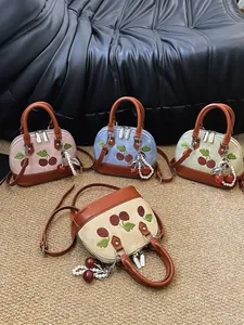 Bolso de mano mini tipo domo con bordado de cerezas y colgantes de perlas en varios colores