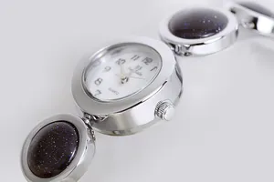 Detalle de cerca del reloj pulsera plateado Bee Sister con piedras de estrella