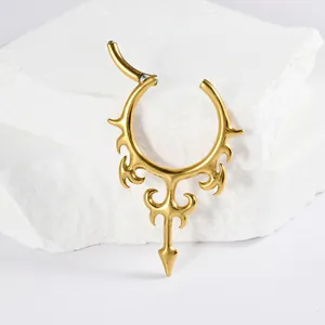 Détail d'une boucle d'oreille en acier inoxydable doré avec motif tribal complexe
