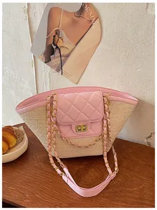 Vue détaillée du sac panier en paille d'été avec rabat en cuir matelassé rose