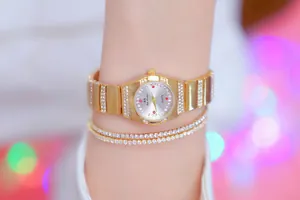 Macro-detail van het gouden BS-kwartshorloge voor dames met een kristallen ringband