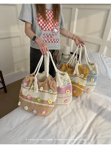 Vue détaillée de sacs fourre-tout colorés faits main avec des accents de fleurs en 3D